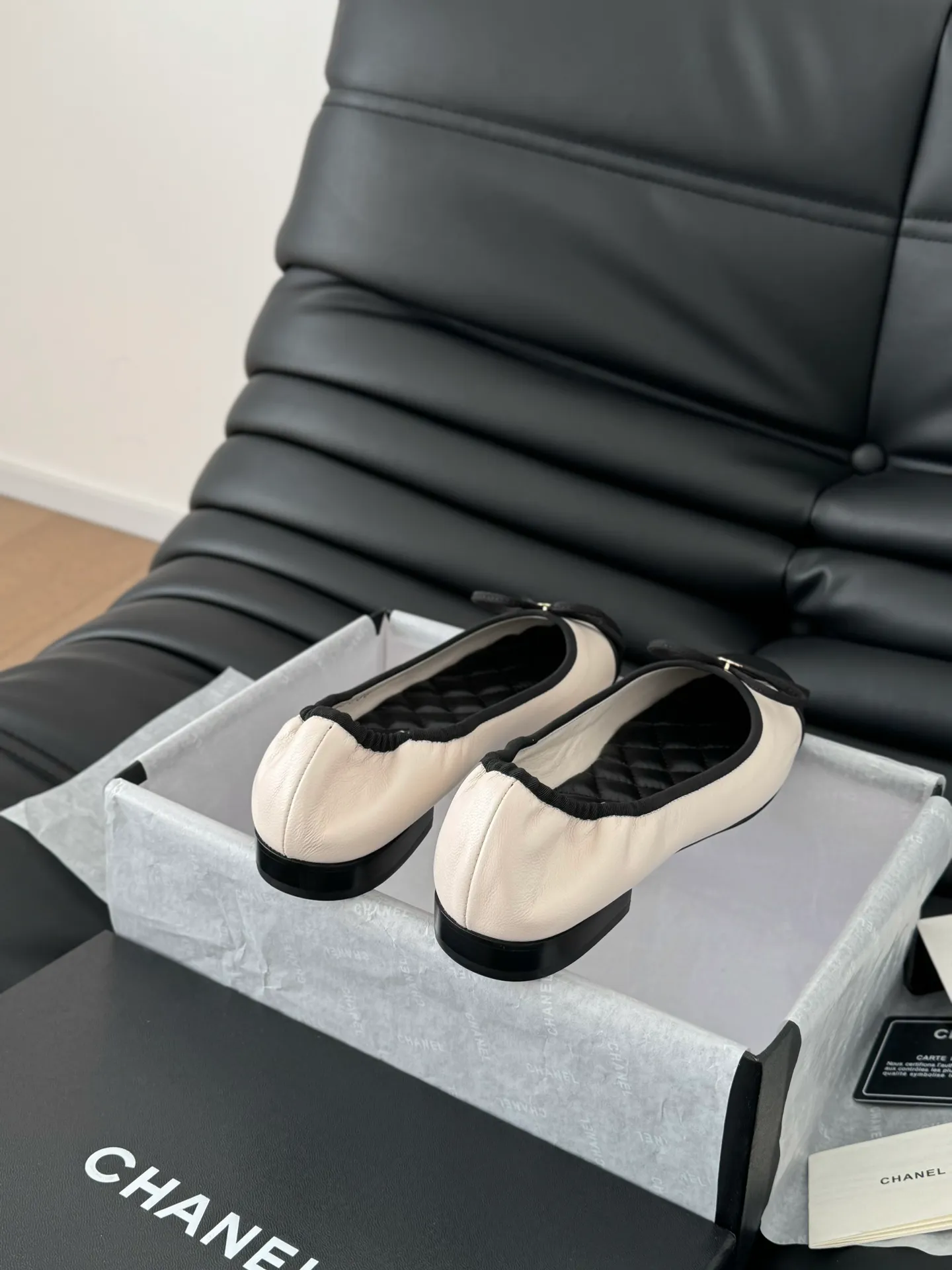 👟👟Ex-factory price 520👟👟 Chanel Xiaoxiang 25C new bow shoe series, original 1:1 replica, a classic among classics. It is perfect whether paired with trousers or skirts. The small round toe design is very good at modifying the foot shape. A must-have for little fairies! The upper is made of imported lambskin, the lining is made of top-grade mixed sheepskin, and the outsole is imported Italian cowhide. Size: 35-39 (40/41/42/43 customized)